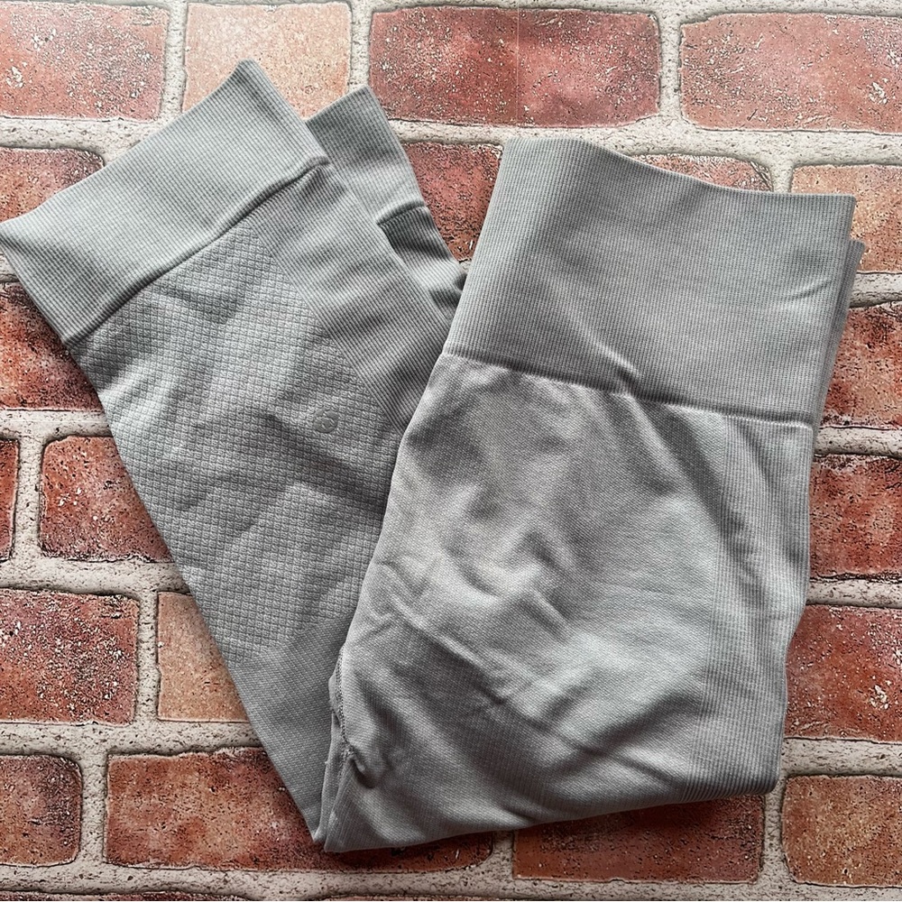 Lululemon capri length high compression textured leggings light grey size 6